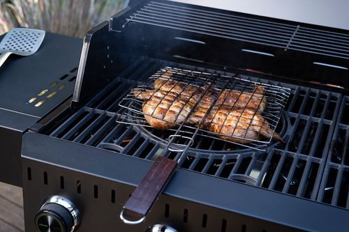 Mustang Grillguthalter mit Hähnchen auf Gasgrill - seitliche Ansicht, Grillkorb geschlossen, Holzgriff