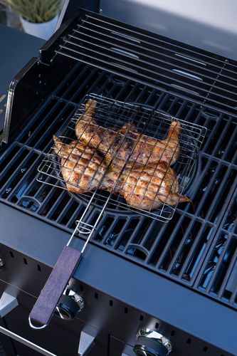 Mustang Grillkorb mit gegrilltem Hähnchen - Hochformat, Grillkorb auf Gasgrill, Holzgriff unten
