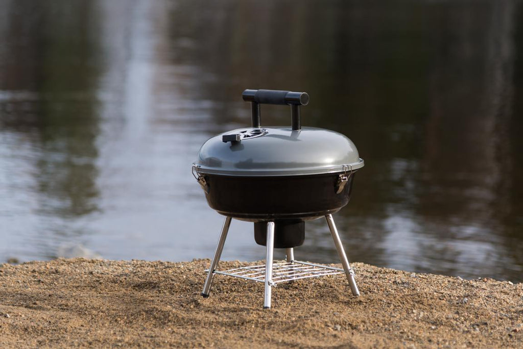 Mustang Festival Holzkohlegrill im Einsatz beim Camping