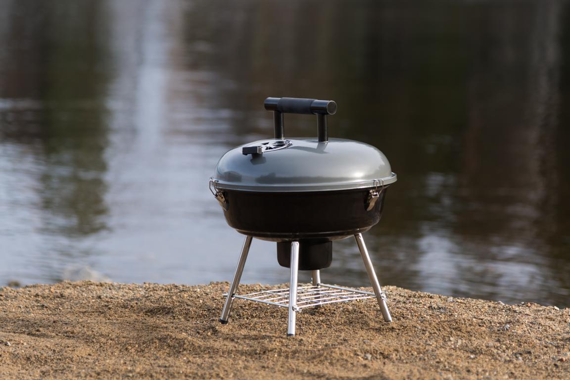 Mustang Festival Holzkohlegrill im Einsatz beim Camping