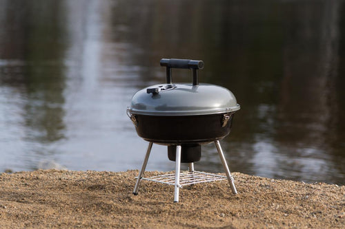 Mustang Festival Holzkohlegrill im Einsatz beim Camping