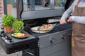 Grillschürze Lederimitat braun Mustang - Grillmeister trägt Schürze beim BBQ