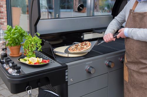 Grillschürze Lederimitat braun Mustang - Grillmeister trägt Schürze beim BBQ