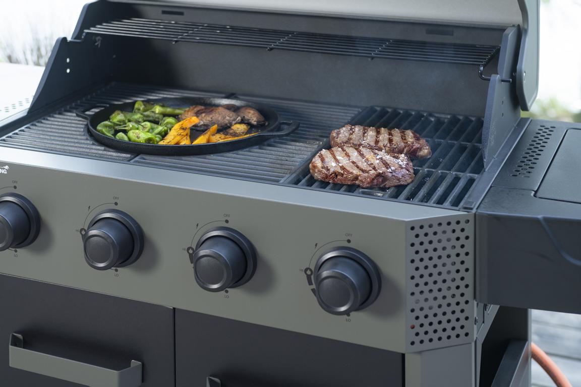 Mustang Gusseisenpfanne - zwei stabile Griffe für sicheres Handling auf Grill und Herd