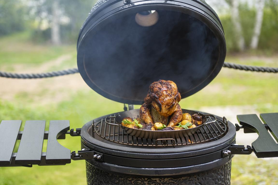 Hähnchenbräter auf dem Grill - Hähnchen dampfgaren mit Bier oder Brühe, indirektes Grillen.