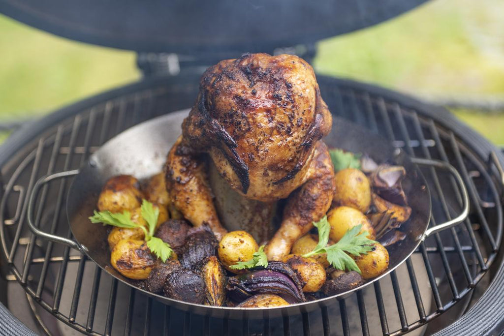 Mustang Hähnchenbräter auf dem Grill - Hähnchen dampfgaren mit Bier oder Brühe, indirektes Grillen
