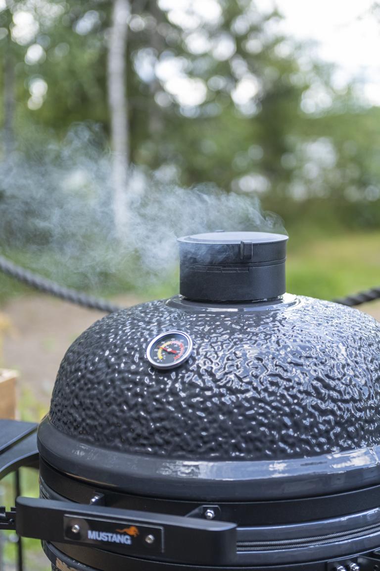 Mustang Kamado Keramikgrill - Pizza backen mit Pizzastein