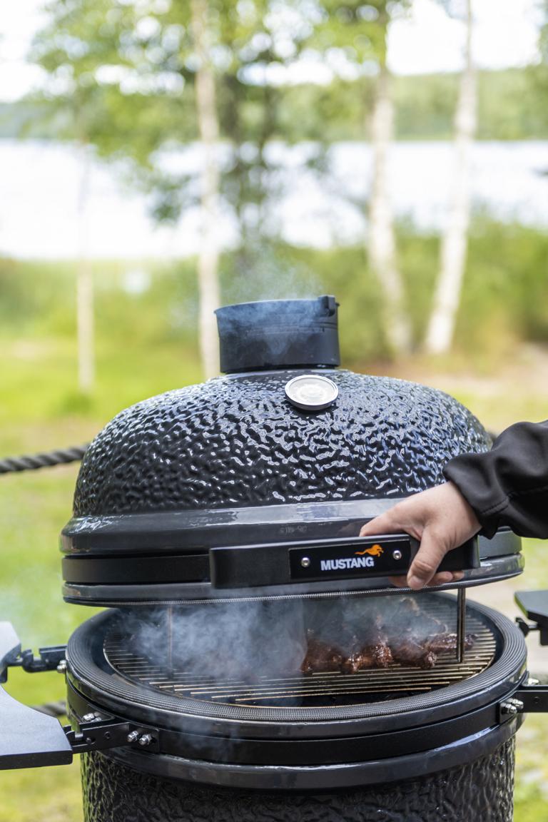 Mustang Kamado Grill - Low & Slow BBQ Pulled Pork