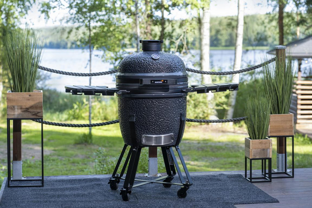 Mustang Kamado Keramikgrill auf Terrasse - Gartenansicht