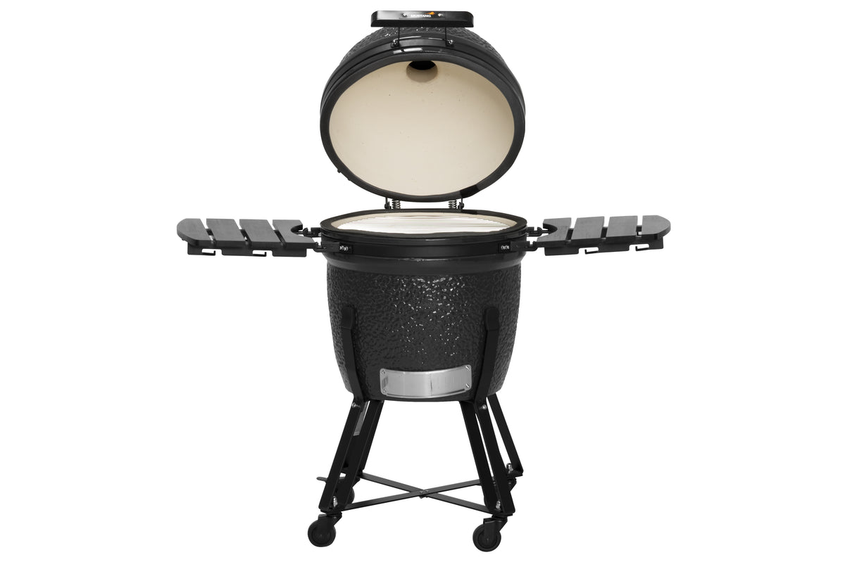 Mustang Kamado Grill 21 Zoll - Seitenansicht mit Rahmen und Rollen