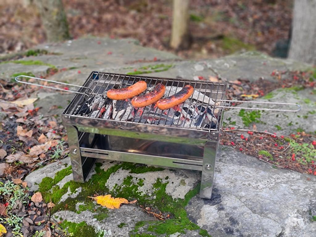 Mustang Trek Holzkohlegrill auf dem Balkon oder Terrasse