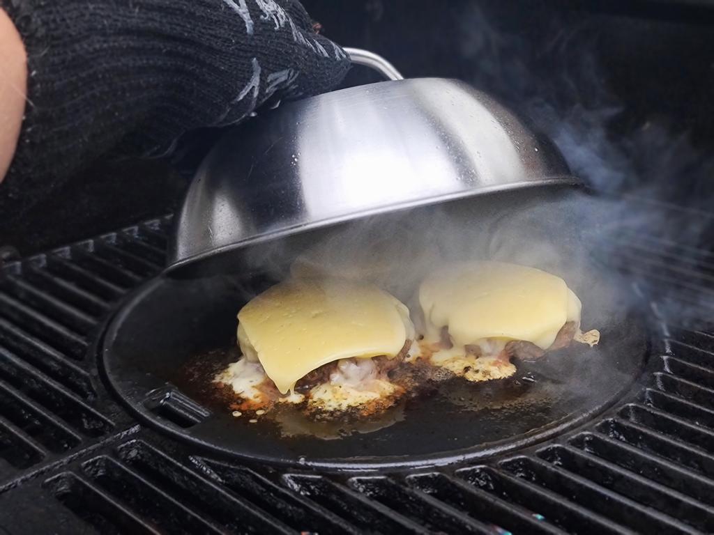 Mustang Schmelzkuppel auf dem Grill - Käse schmelzen auf Burgern, gleichmäßige Wärmeverteilung