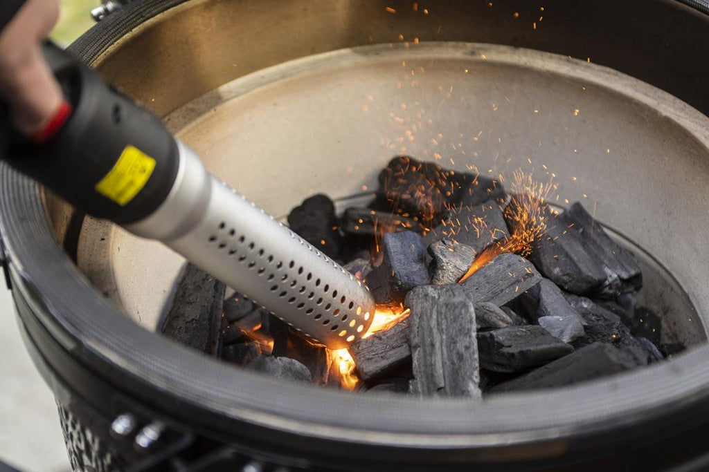 Elektrischer Grillanzünder Mustang im Einsatz - Holzkohle wird im offenen Keramikgrill entzündet