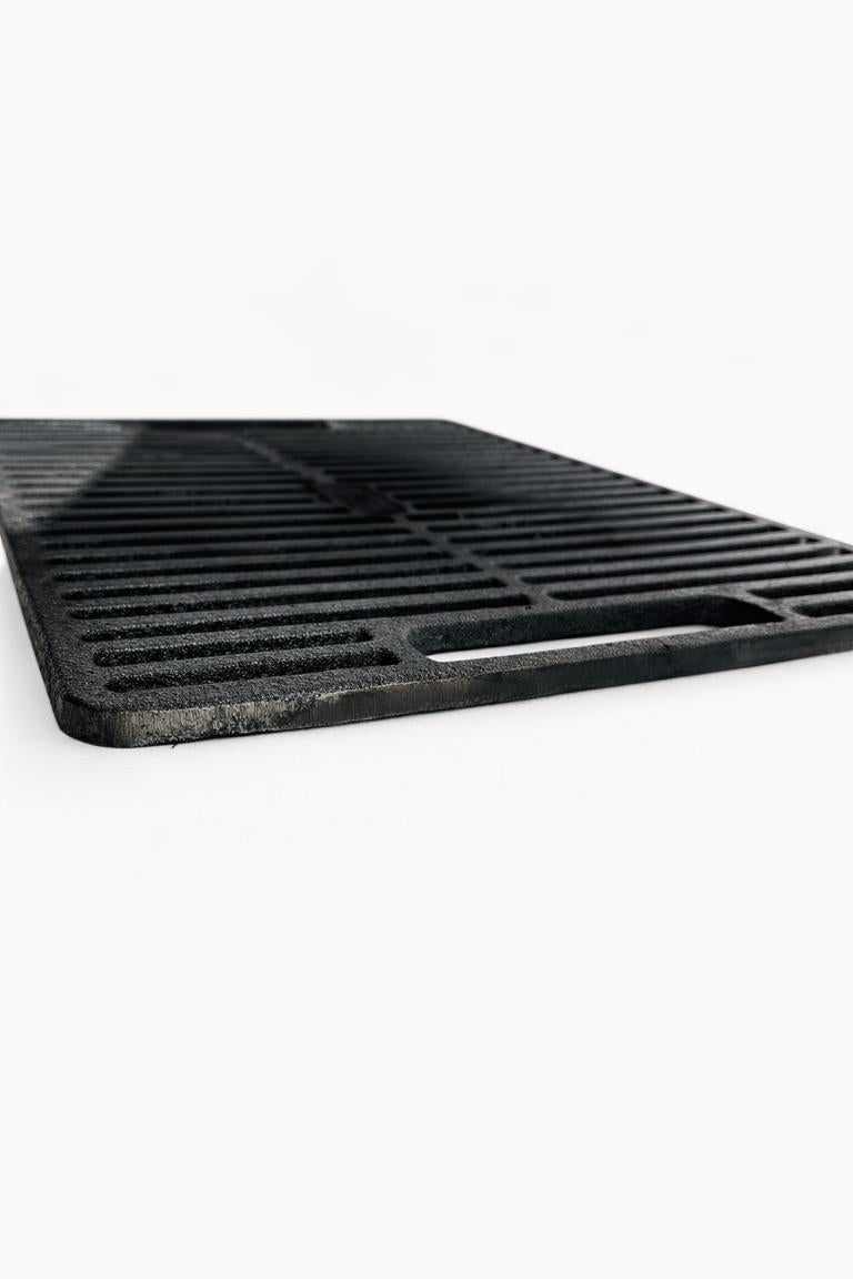 Gusseisen Grillrost 40×46 cm - Detailansicht Stärke ca. 12 mm, massive Gusseisenstäbe, Schrägansicht