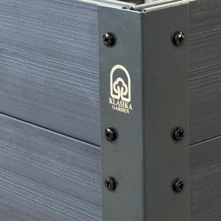 Hochbeet KLASSIKER GARDEN  Anthrazit - Eckdetail mit KLASIKA GARDEN Logo, GPPS Holzoptik-Planken und Schraubenverbindung | IN-MO