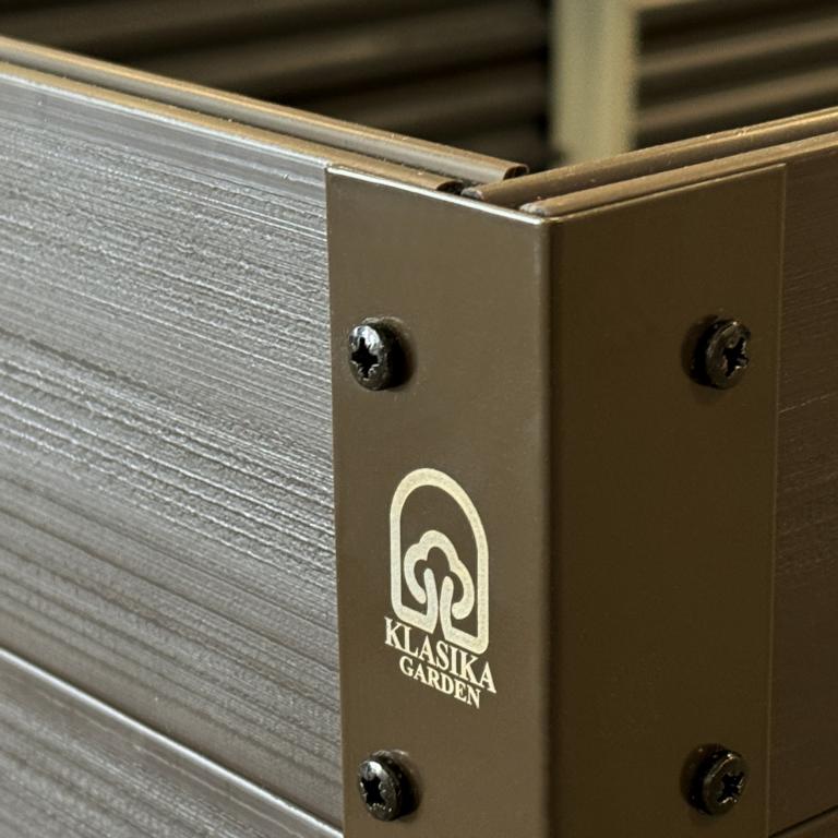 Hochbeet L-Form KLASSIKER GARDEN Eichenimitat braun - Innenecke mit Bodenverankerung und KLASIKA GARDEN Logo | IN-MO