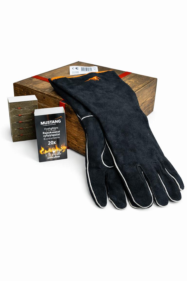 Mustang Leder-Grillhandschuhe und BBQ-Streichhölzer vor einer Geschenkbox in Holzoptik mit rotem Geschenkband