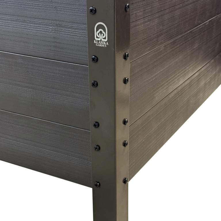 Hochbeet L-Form KLASSIKER GARDEN Anthrazit - Eckdetail mit KLASIKA GARDEN Logo und Holzoptik-Planken | IN-MO