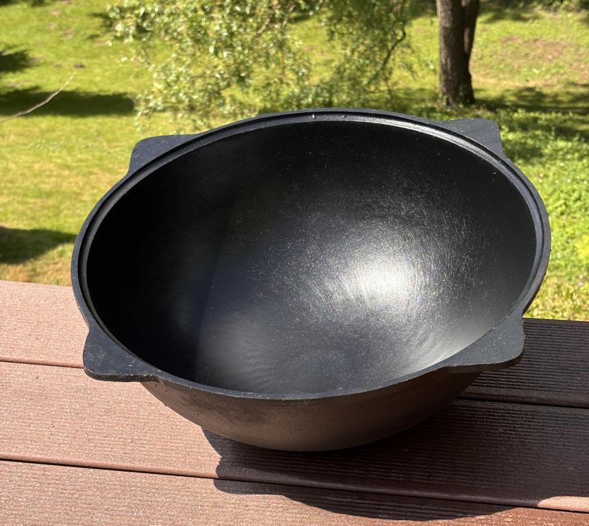 Traditioneller Gusseisen Kazan 12 Liter Namangan aus Usbekistan mit Aluminiumdeckel.