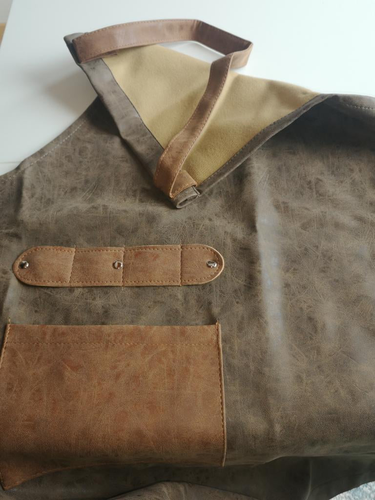 Grillschürze Lederimitat braun Detailansicht - robustes Material, praktische Tasche
