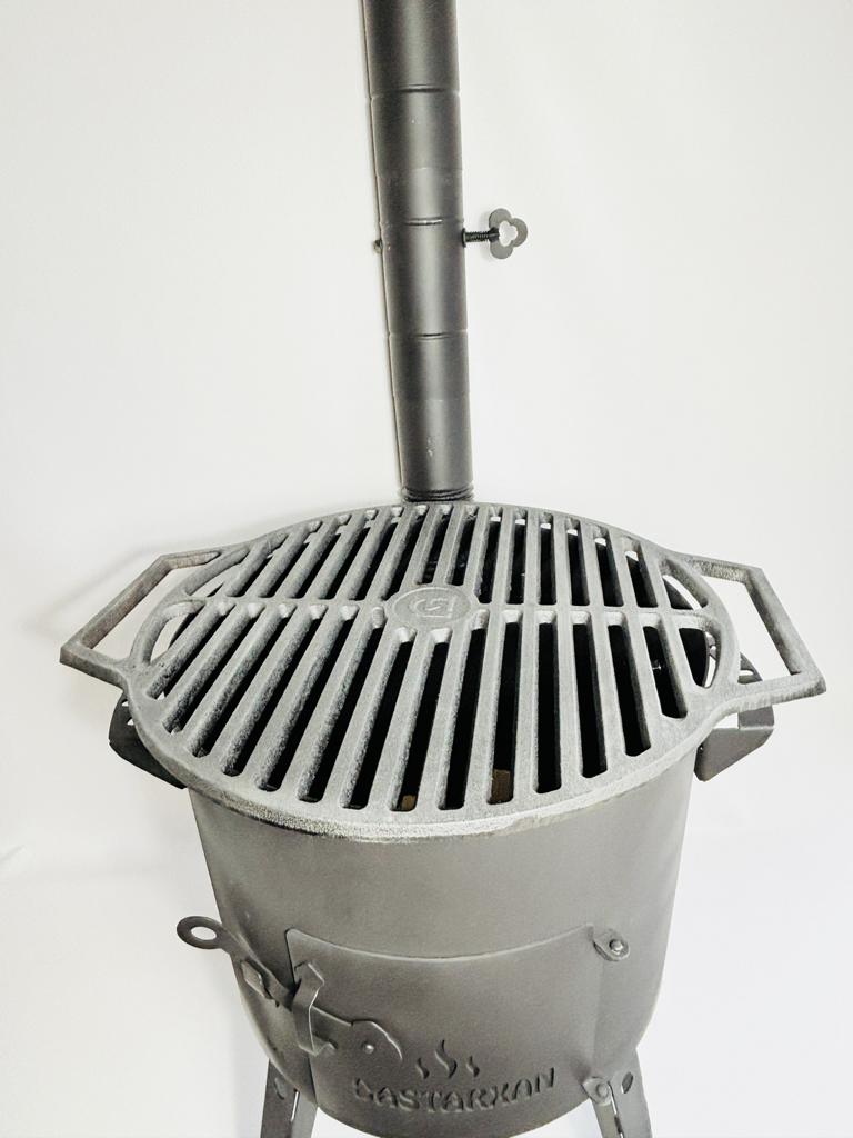 Gusseisen Grillrost Ø 44 cm montiert auf Utschak-Ofen mit Schornstein - Einsatzbeispiel Outdoor-Küche