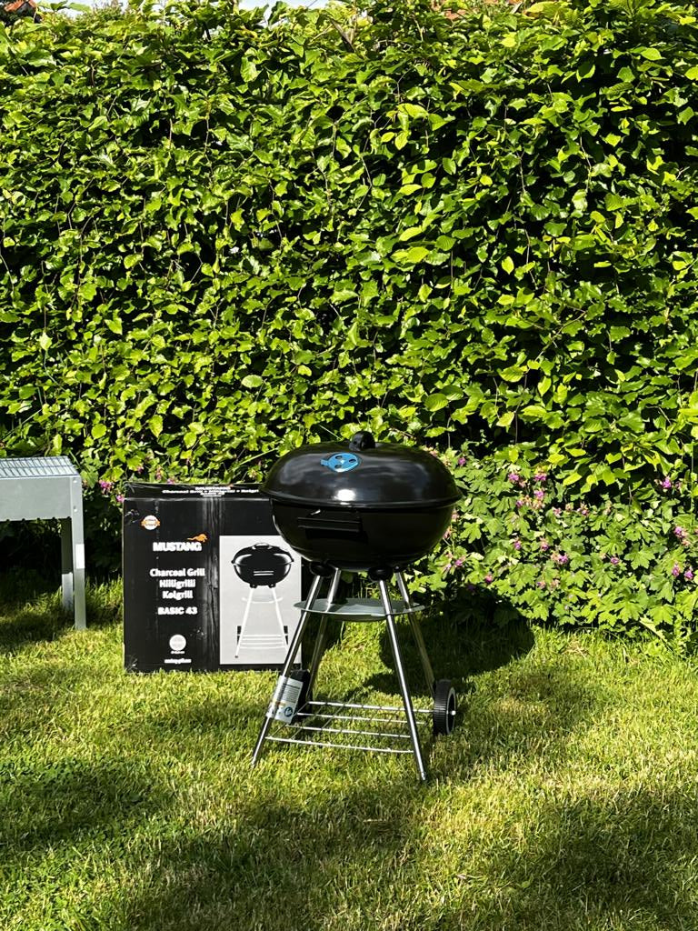 Mustang Kugelgrill BASIC 43 - Grillen mit Holzkohle auf der Terrasse