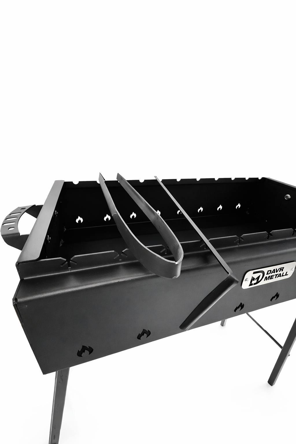 Mangal Grill mit Spießen - Draufsicht auf Grillfläche