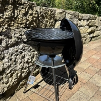 Ein Kugelgrill besteht aus einer Feuerschale