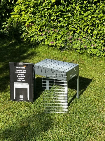 Tragbarer Holzkohle Grill mit 6 Spießen, Grillrost. Mustang