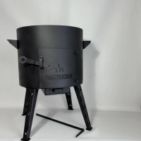 Nahaufnahme des robusten Utschak-Ofens mit abnehmbaren Füßen