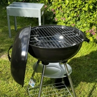 Ein Kugelgrill besteht aus einer Feuerschale