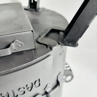 Die leicht abnehmbaren Beine sparen Platz beim Transport und bei der Lagerung.