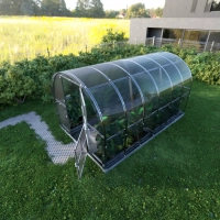 Gewächshaus Klassiker aus Polycarbonat mit Fundamentrahmen 4 Meter tiefe