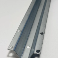 Rahmen	Verzinktes Metall, 1 mm; Omega-Profil 56 mm