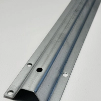 Rahmen	Verzinktes Metall, Omega-Profil 56 mm