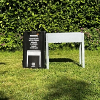 Holzkohlegrill mit Spießen