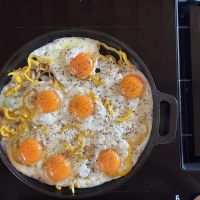 Die gusseiserne Pfanne eignet sich auch für Induktionsherde.